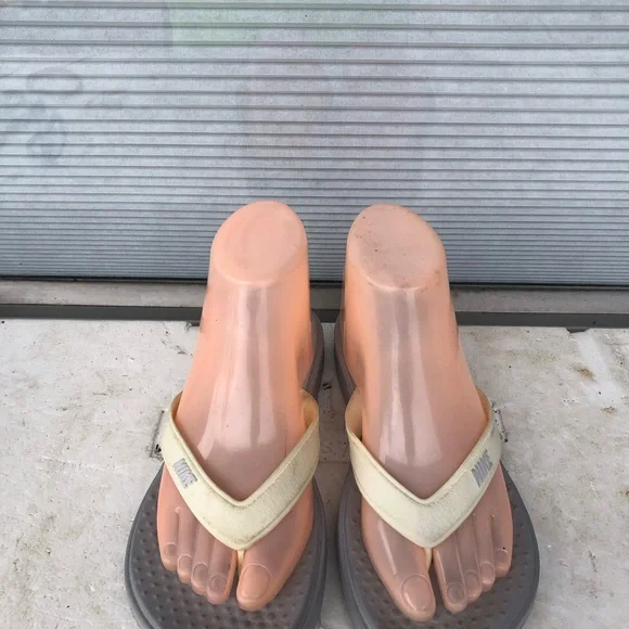Nike Womens Cream and Gray Flip Flops sandals Size W6 - Picture 2 of 14